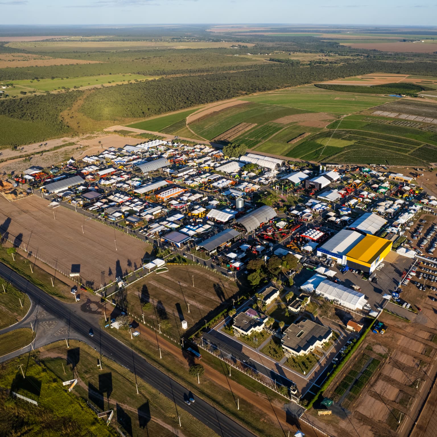 Visão geral da BAHIA FARM SHOW 2025 no complexo do evento